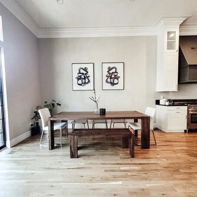 Building Photo - Luxury 3Bed/2.5Bath Townhome in Soulard
