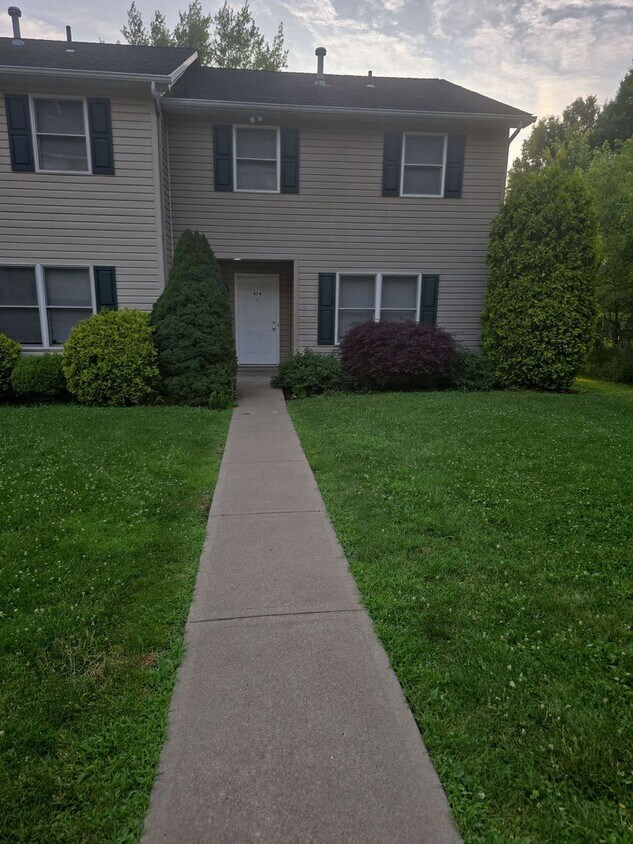 Foto principal - Large 3 Bedroom Townhouse in Burrell Schoo...
