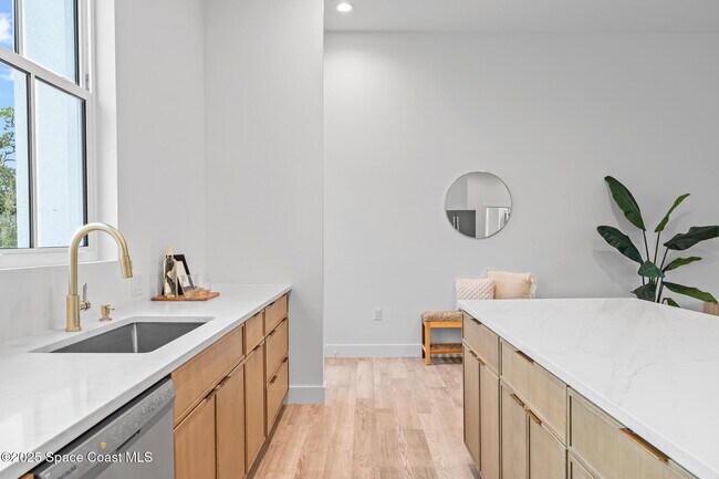 Building Photo - 30 Victoria St