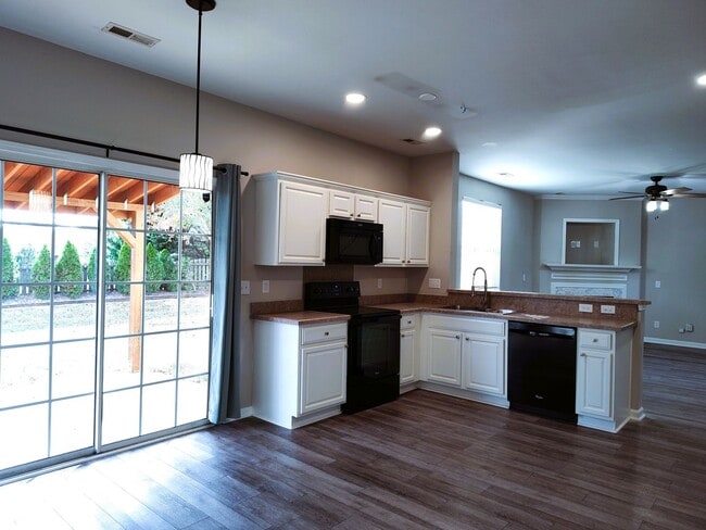 Building Photo - Gorgeous 2 Story Home located in the Hamil...