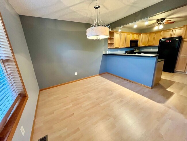 Building Photo - Beautiful 4 Bedroom Townhome! Available June!