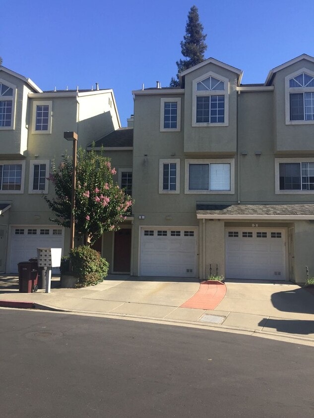 Primary Photo - 2 bed, 2 & 1/2 bath townhome with garage i...