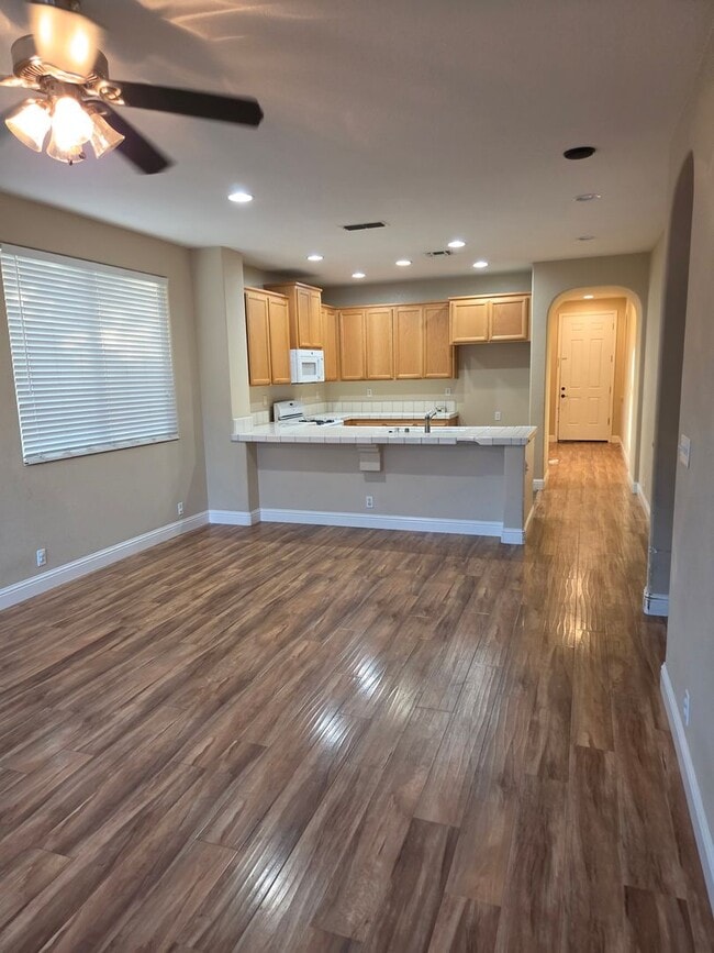 Building Photo - **Coming Soon**Comfortable 3 Bed, 2 Bath in Elk Grove