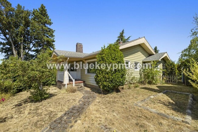 Building Photo - Fabulous Bungalow with 2 Beds, 1.5 Bathroo...