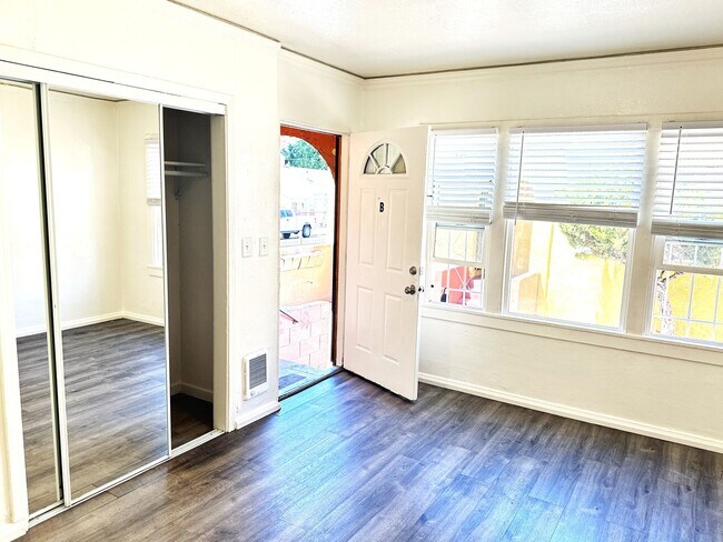 Building Photo - 2648