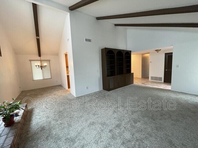 Foto del edificio - 6861 Mewall Dr