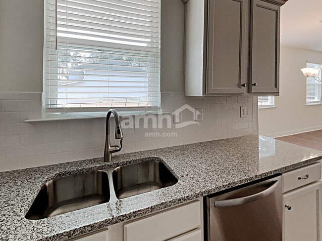 Building Photo - 600 Lk Vis Ct