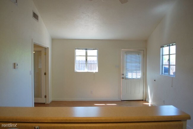 Building Photo - 1 br, 1 bath House - 2910 E Seneca St # 2