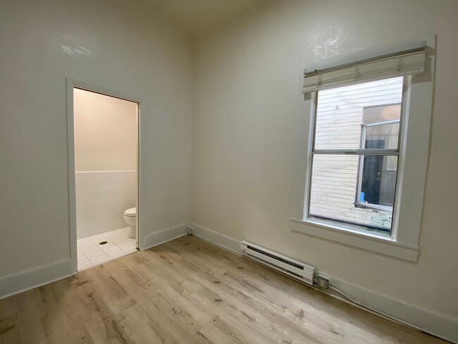 Foto del edificio - Private Room w/ Bath in Centrally Located,...