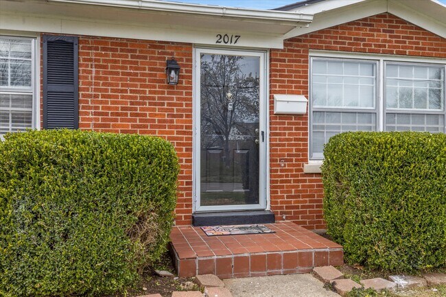 Building Photo - 2017 Oleander Dr