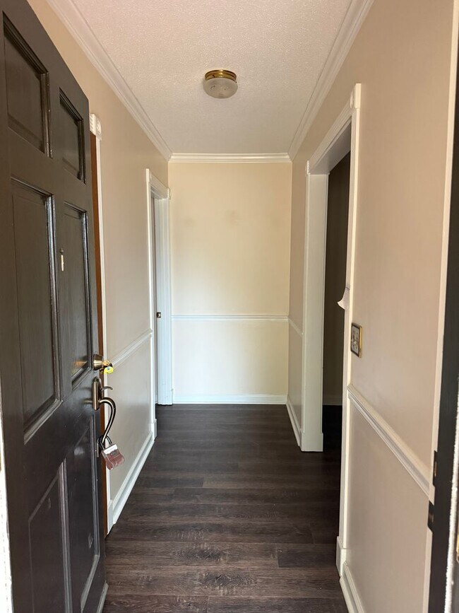 Building Photo - 102 Victoria Dr