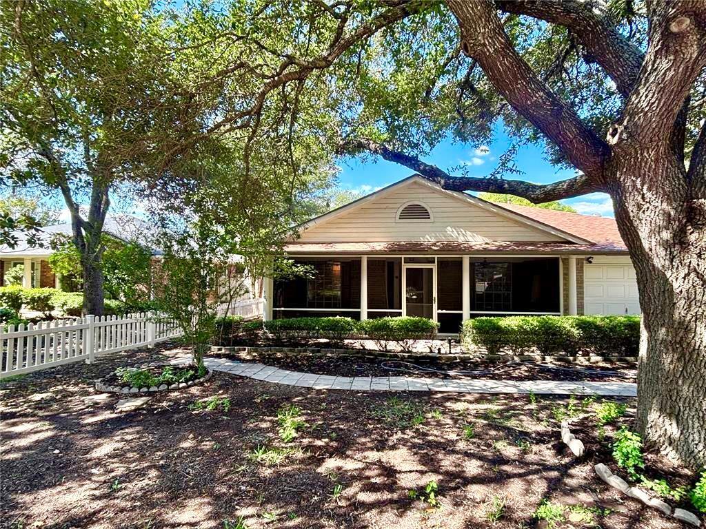 Foto principal - 1300 Leah Ln