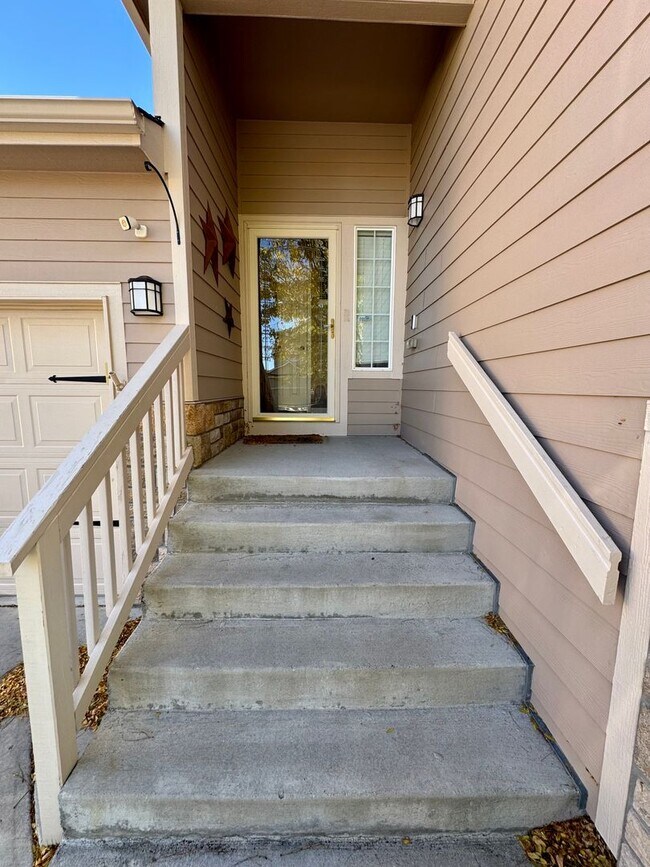 Foto del edificio - Lovely 3 bedroom/3 car tandem garage home in Lorson Ranch