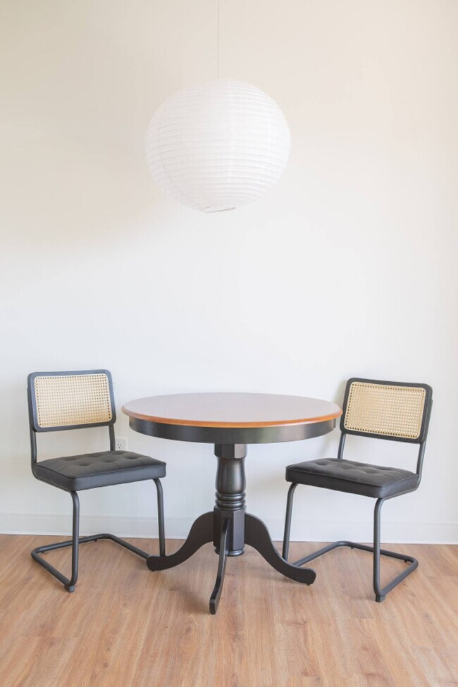 Building Photo - 1237 N Van Buren St