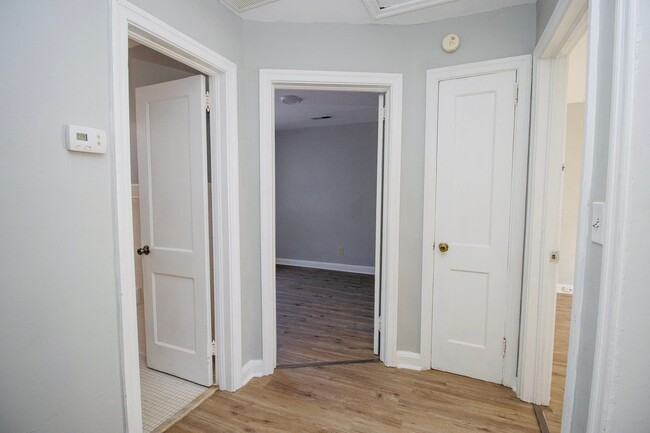 Building Photo - 2 Bedroom, 1 Bath in West Columbia - Avail...