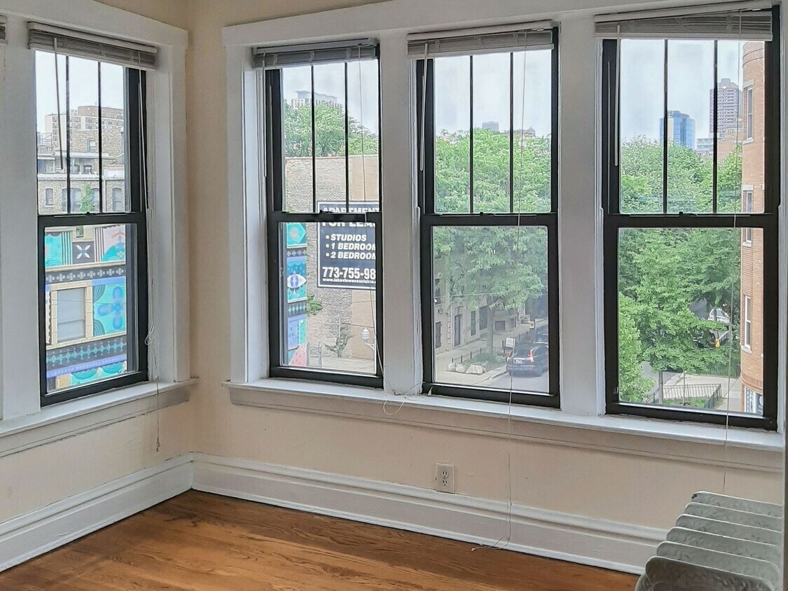 Foto principal - 2862 N Clark St
