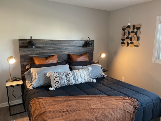 Building Photo - 510 S Peru St