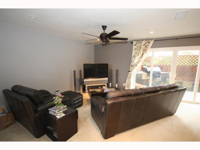 Building Photo - Upgraded End-Unit Townhome