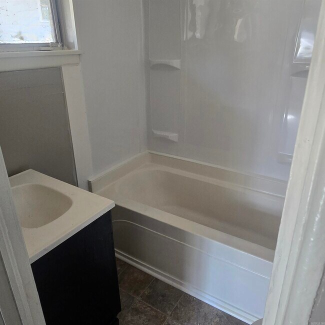 Foto del edificio - 32 Belmont Dr