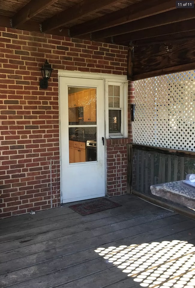 Building Photo - 3 Bedroom, 1 Bath Townhome