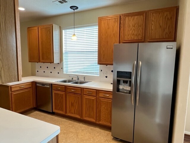 Foto del edificio - 2910 Blue Dawn Dr