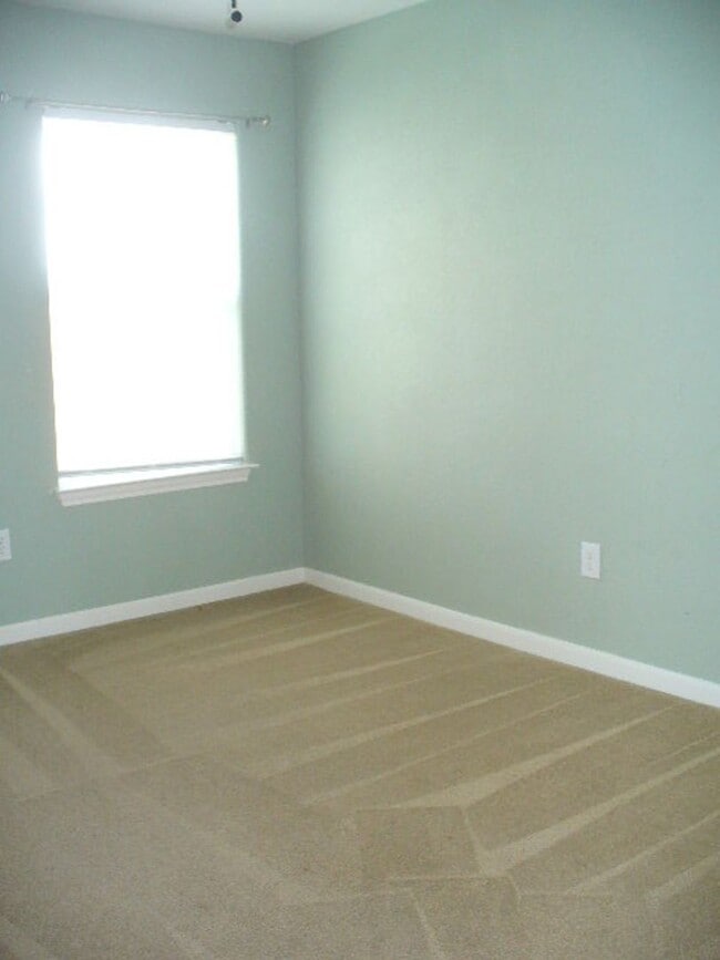 Building Photo - Charming 3-Bedroom Home for Immediate Move-In