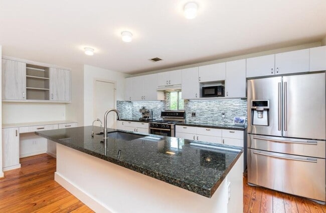 Building Photo - 5235 Blossom St