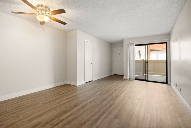 Building Photo - Chatsworth Plaza Apartments
