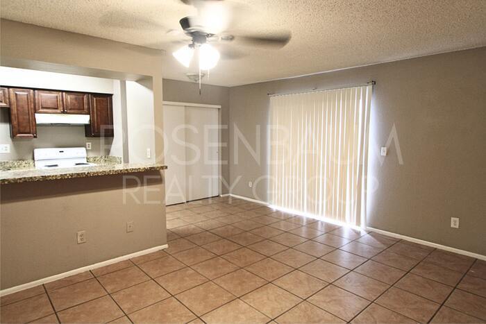 Foto principal - Charming 2-bedrooms, 1.5-baths townhome ap...