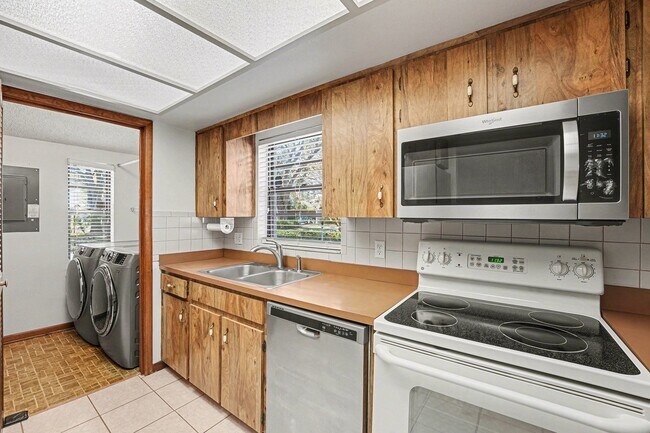 Foto del edificio - 2025 Sylvester Rd