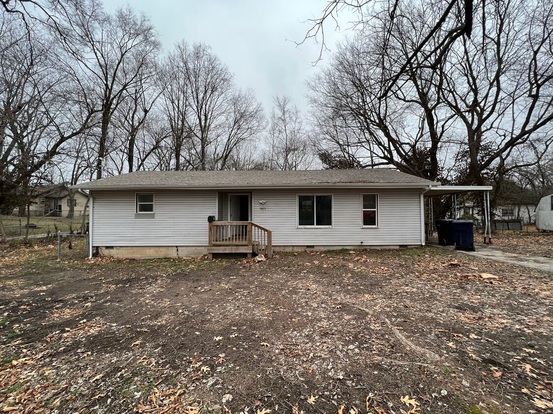 Primary Photo - Available now 3 bedroom 1 bath home with a...