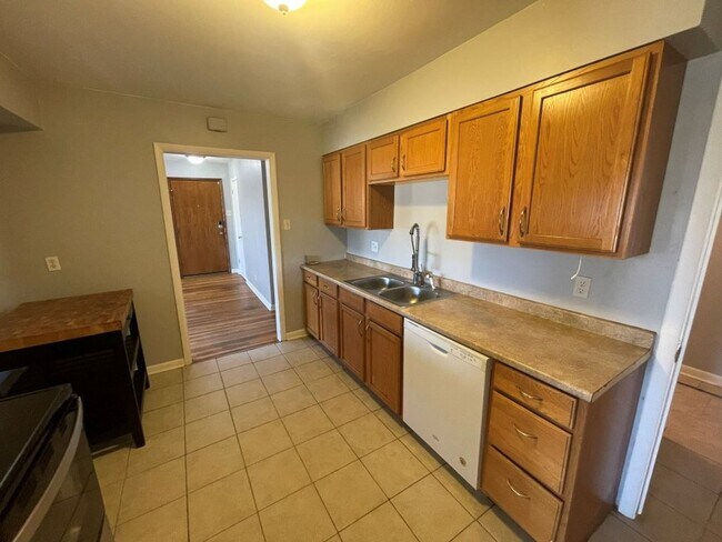 Building Photo - Spacious 3 bed/1 bath w/W/D and 2 car garage