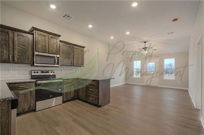 Building Photo - SPACIOUS AND MODERN DUPLEX!!! JANUARY RENT FREE!!!