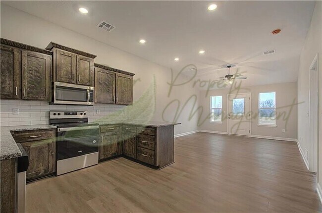 Foto del edificio - SPACIOUS AND MODERN DUPLEX!!! JANUARY RENT FREE!!!