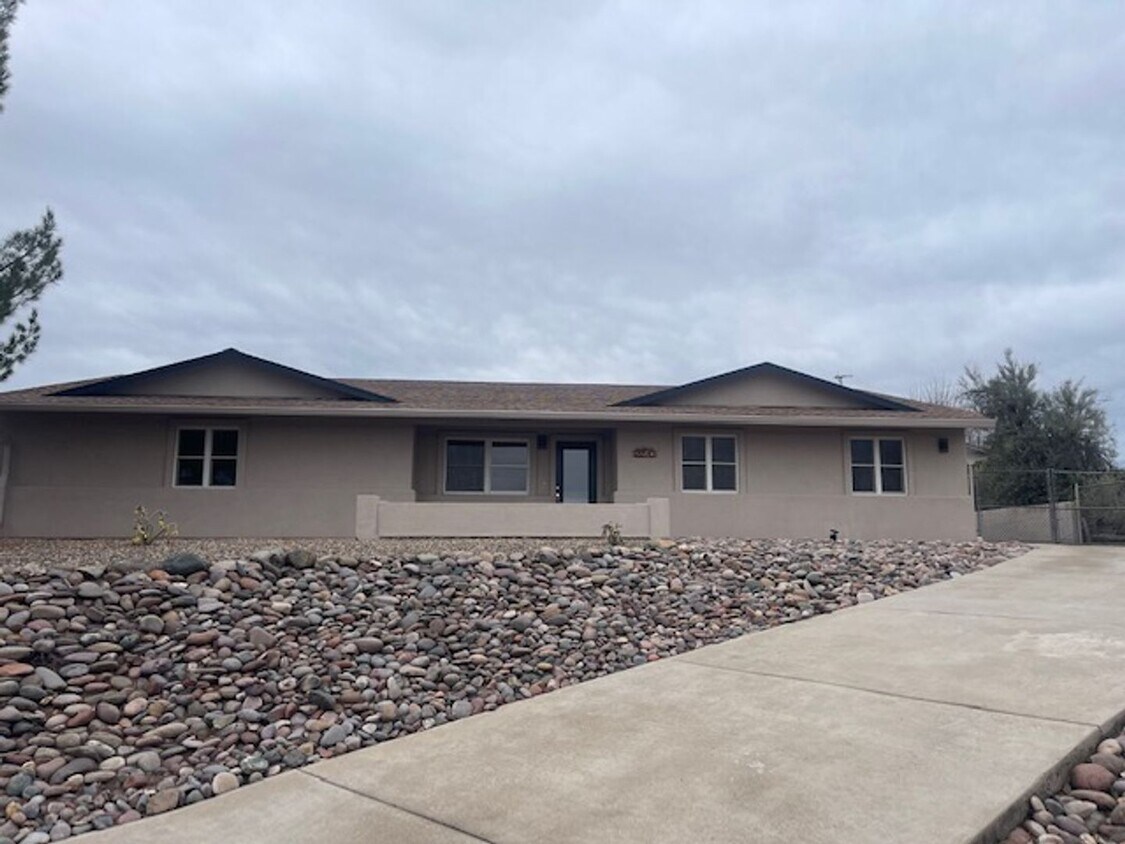 Beautiful Home with Views Contact Proper... House Rental in