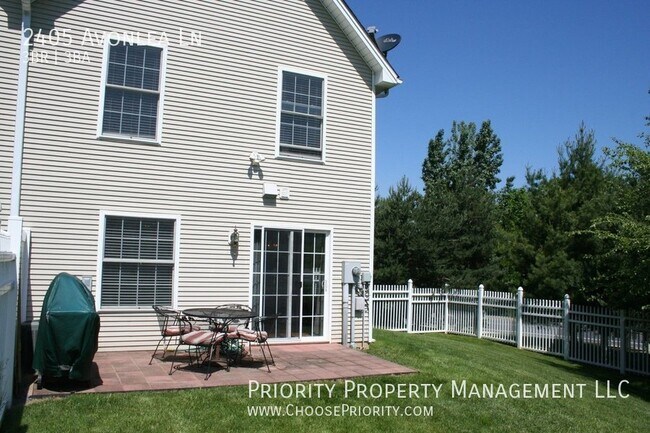 Foto del edificio - Charming 3-Bedroom Townhouse with Hardwood...