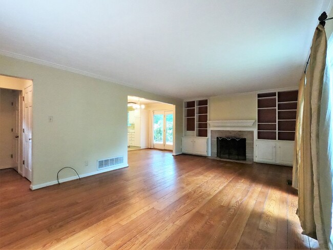 Building Photo - SOUTH KNOXVILLE 3 BEDROOM, 1 BATH HOME IN ...
