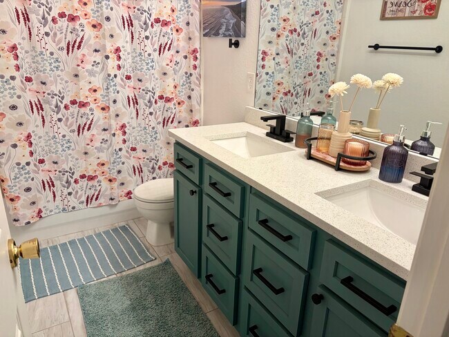 Baño completo n.° 2 - 4700 Basil Dr