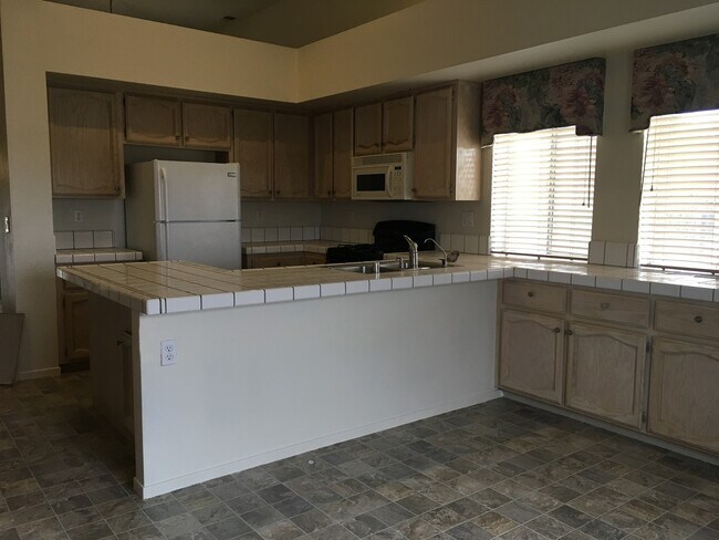 Building Photo - Spacious Two-Story Home  4 bedrooms, 3 bat...