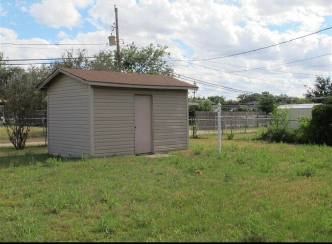Building Photo - 3027 Abbott Ave