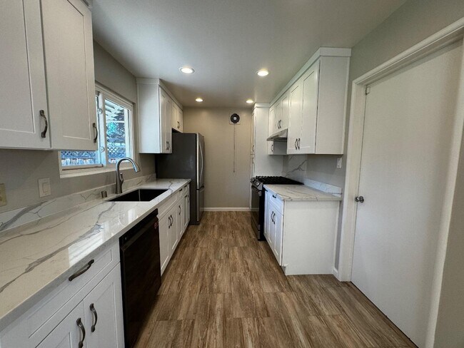 Building Photo - 722 Armanini Ave