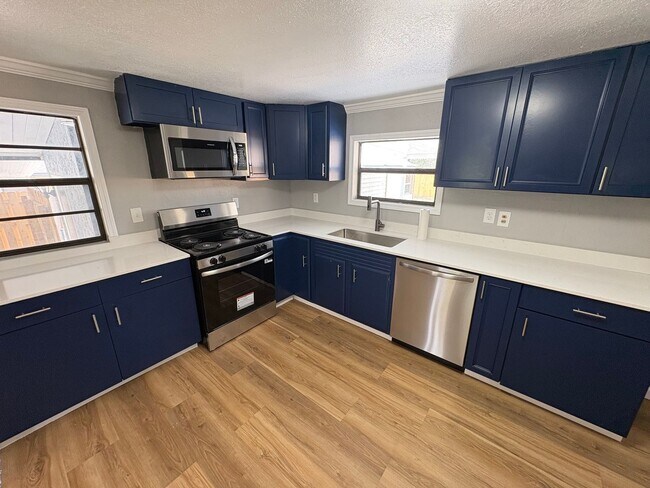 Foto del edificio - 2 Bed 1 Bath Single Family w/ Fenced Backyard