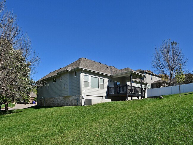 Foto del edificio - Stunning West Omaha Home | Over 3,000 Sq Ft, Finished Basement & 3-Car Garage!