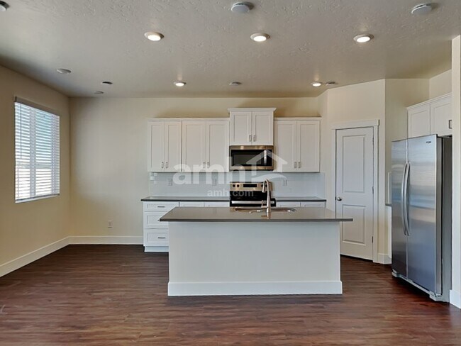 Building Photo - 1389 E Ludlow Dr