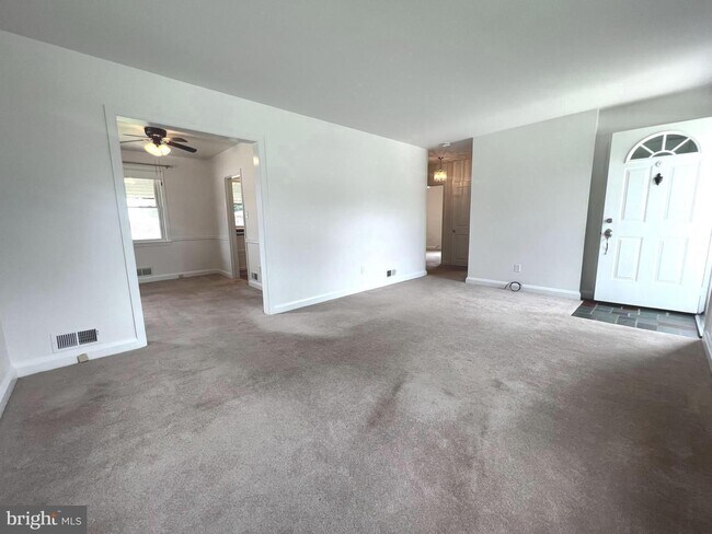 Building Photo - Immaculate Cape Cod with 3 bedrooms and 1 ...