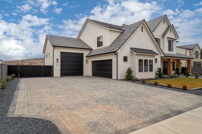 Foto del edificio - Gorgeous 5 bed | 3.5 bath |  Custom Home with RV Garage in Tonaquint!