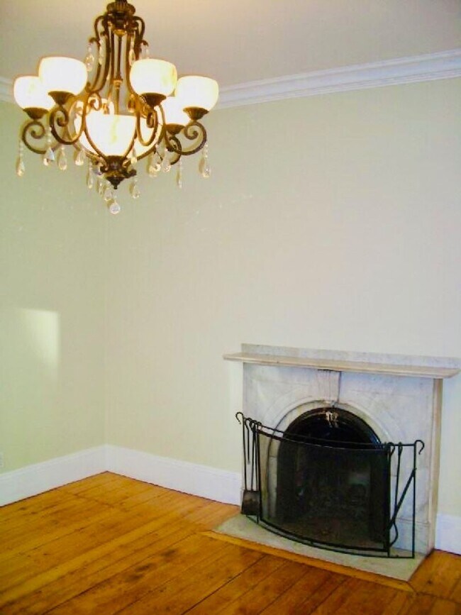 Foto del edificio - Huge 8-Bedroom House with Laundry in Unit and Free Cleaning Service Incl!