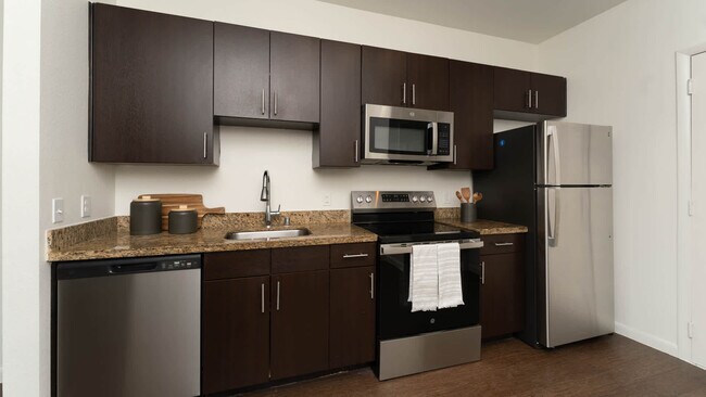 Cocina con electrodomésticos de acero inoxidable - Union at Carrollton Square