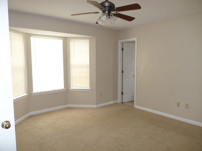Building Photo - 906 Rice Ct