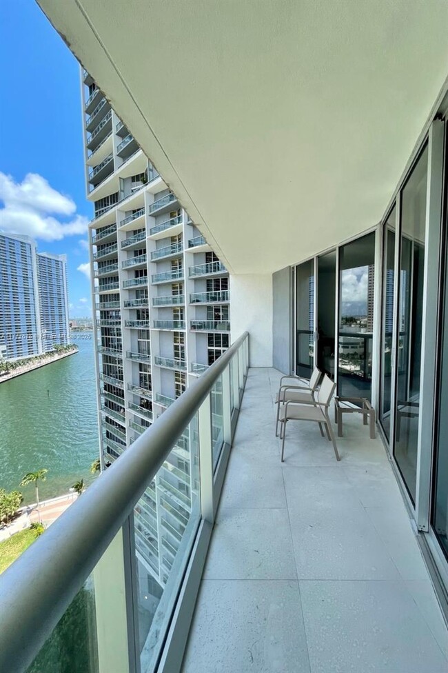 Foto del edificio - 475 Brickell Ave